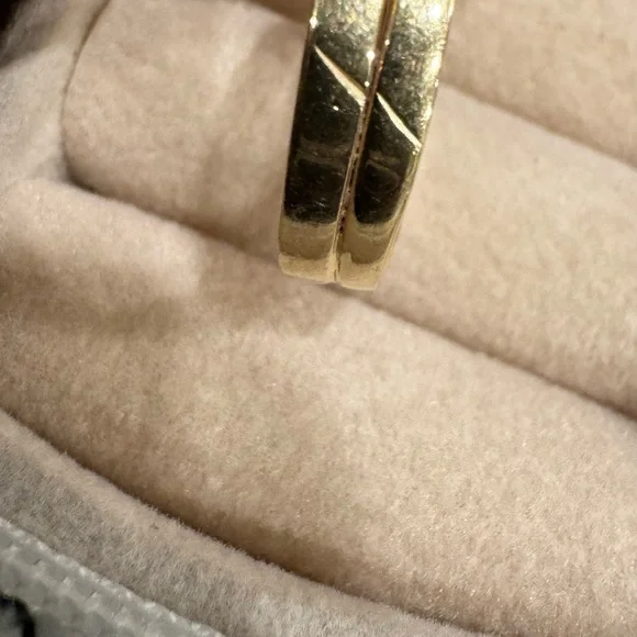 Elegant Gold Diamond Ring - Picture 9 of 14